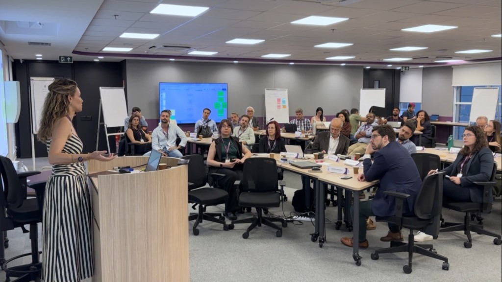 A cientista e professora Ludmila Rattis lidera a reunião que discute a criação do primeiro índice de agricultura regenerativa do Brasil - Foto: Marcius Ariel A cientista e professora Ludmila Rattis lidera a reunião que discute a criação do primeiro índice de agricultura regenerativa do Brasil - Foto: Marcius Ariel
