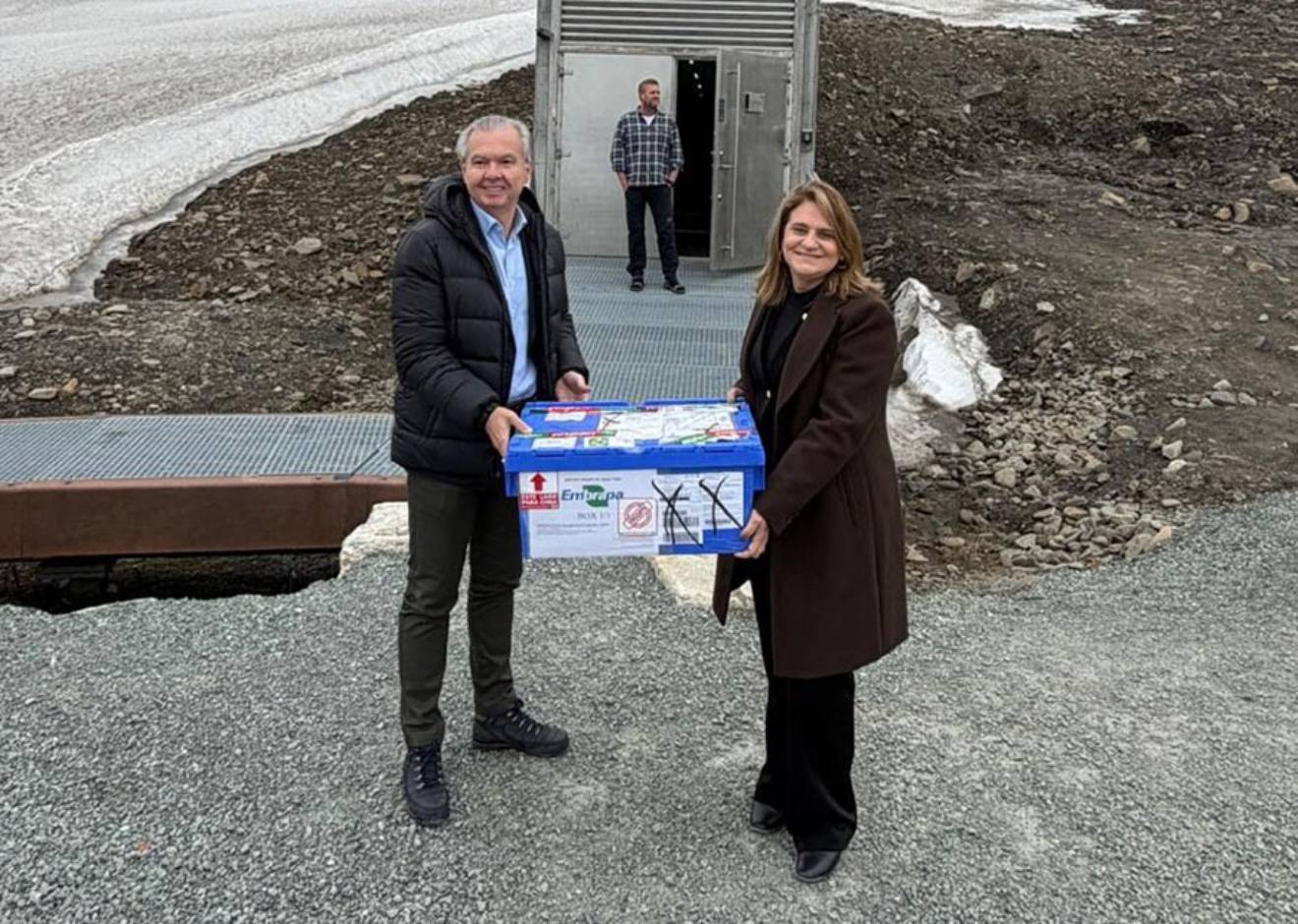 presidente da Embrapa, Silvia Massruhá, entregou mais uma remessa de sementes do Brasil para o Banco Mundial de Sementes de Svalbard, na Noruega